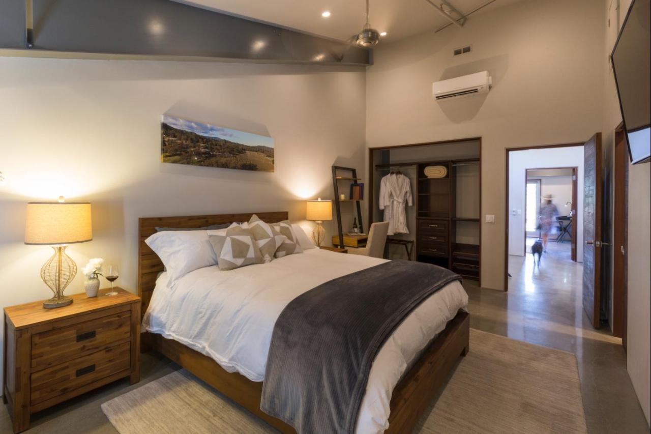 Bed And Barrel At Stonehouse Cellars Panzió Clearlake Oaks Kültér fotó
