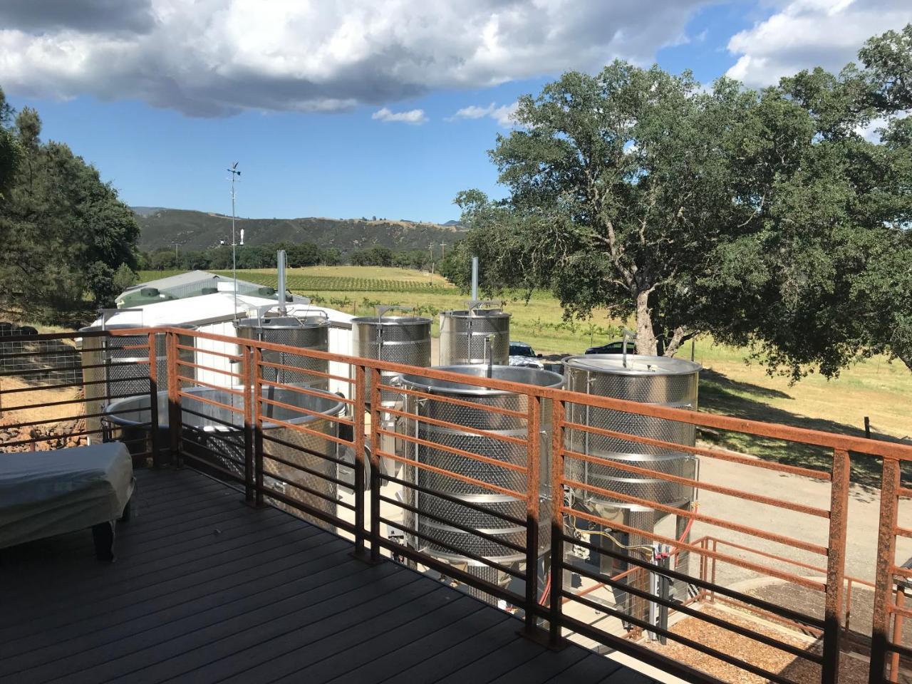 Bed And Barrel At Stonehouse Cellars Panzió Clearlake Oaks Kültér fotó